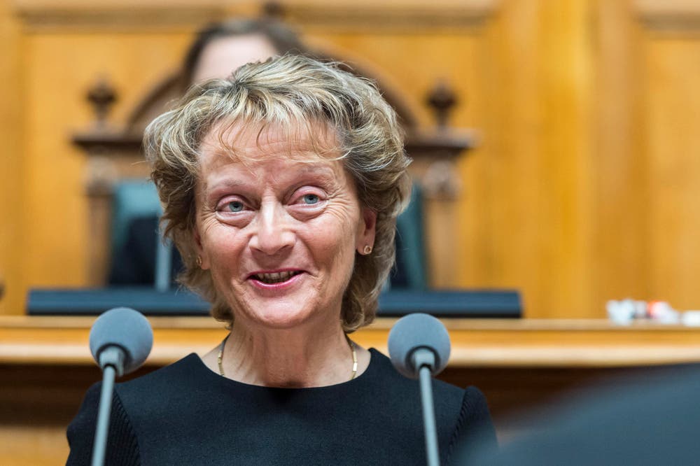 Bundesrätin Eveline Widmer-Schlumpf verabschiedet sich an der Sitzung der Vereinigten Bundesversammlung. (Bild: LUKAS LEHMANN)