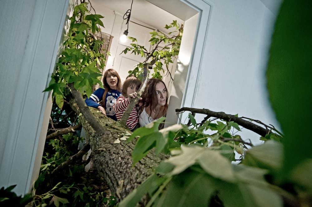 Ein 18 Meter langer Baumstamm hat quer in der Wohnung Platz gefunden. Bestaunt durch Nadja Bürgi (hinten) Amun Martin (5 Jahre mitte) und seine Mutter Fabienne Marti (vorne). (Bild: Pius Amrein / Neue LZ)