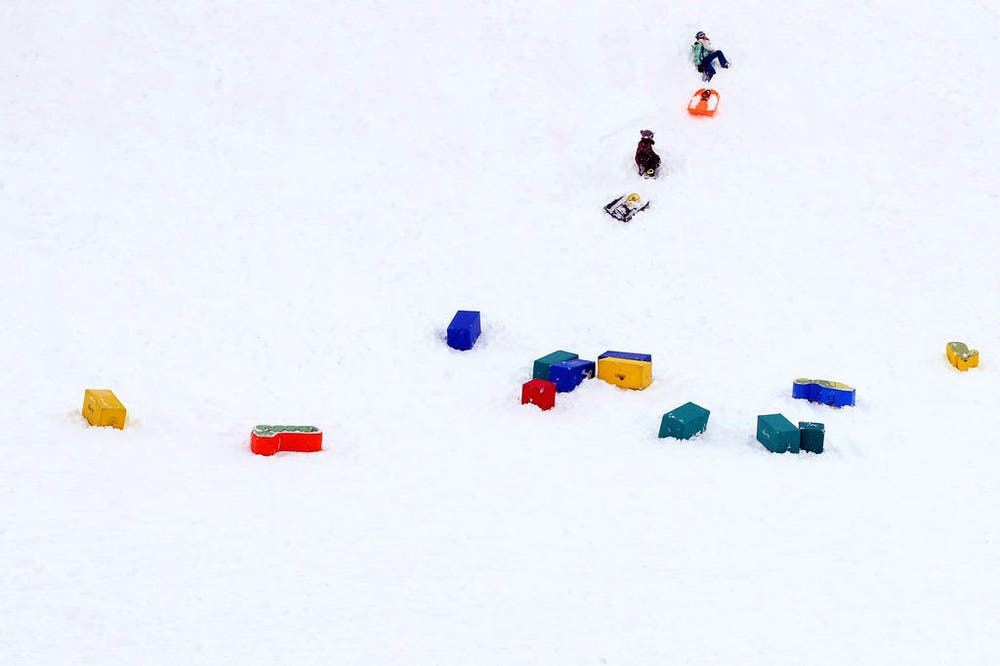 Kinder vergnügen sich im Schnee auf der Bettmeralp. (Bild: Keystone / Peter Schneider)
