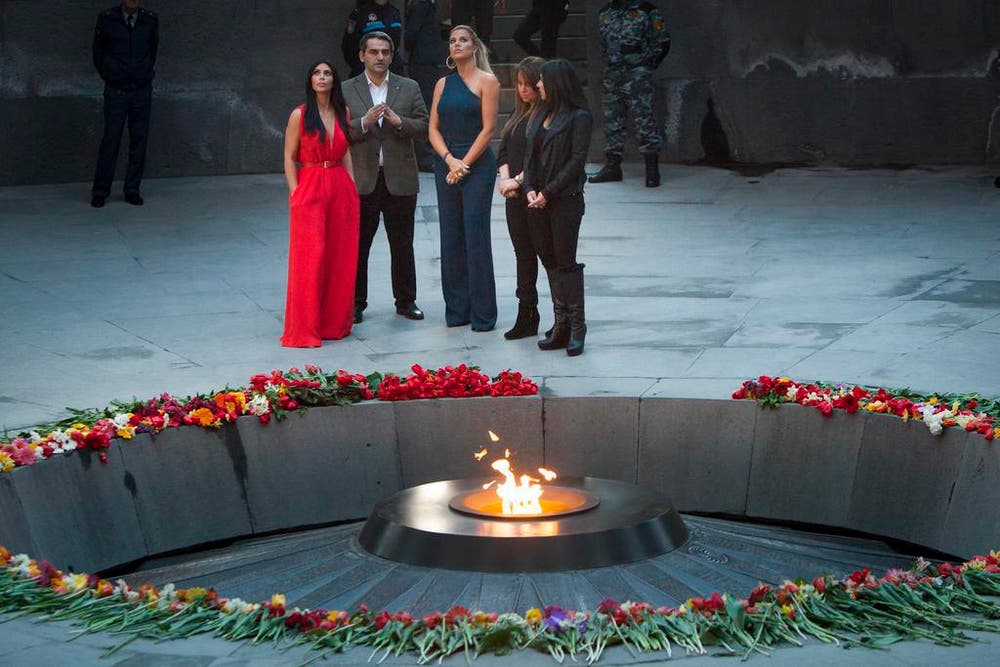 Kim Kardashian (links) und ihre Schwester Khloe besuchen die Gedenkstätte für die Opfer des Völkermords in Armenien. (Bild: AP / Hrant Khachatryan)