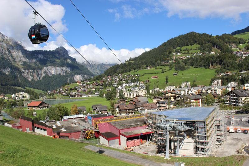 Eine Gondel des Titlis-Xpress hat am 24. September die neue Talstation zur ersten Testfahrt nach Trübsee verlassen. (Bild: PD / Mike Bacher)