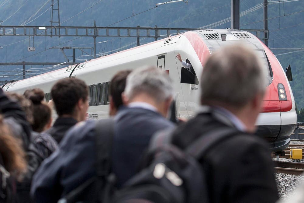 Am Nordportal winkt der Lokführer aus dem Fenster. (Bild: Keystone / Alexandra Wey)