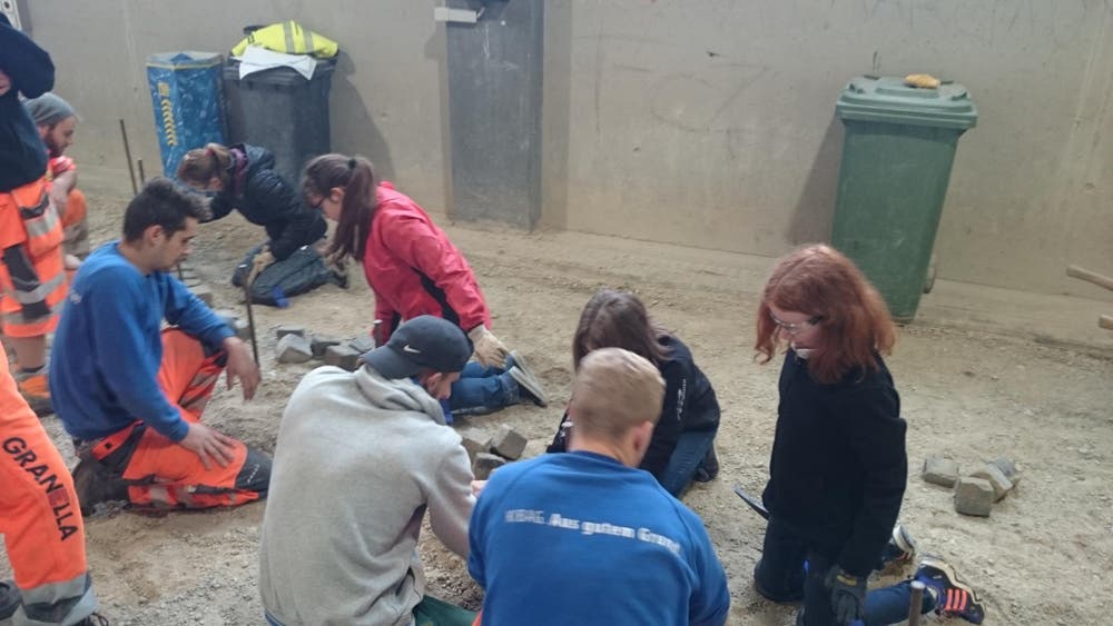 Bei uns in Sursee an den beiden Berufsfachschulen Verkehrswegbauer und Maurerlehrhallen Haben 20 Mädchen und 4 Jungs am Zukunftstag mitgemacht. Top Motiviert durften Sie schalen, betonieren, Randsteine versetzten und Bagger fahren. (Bild: Rothenbühler Ivan)
