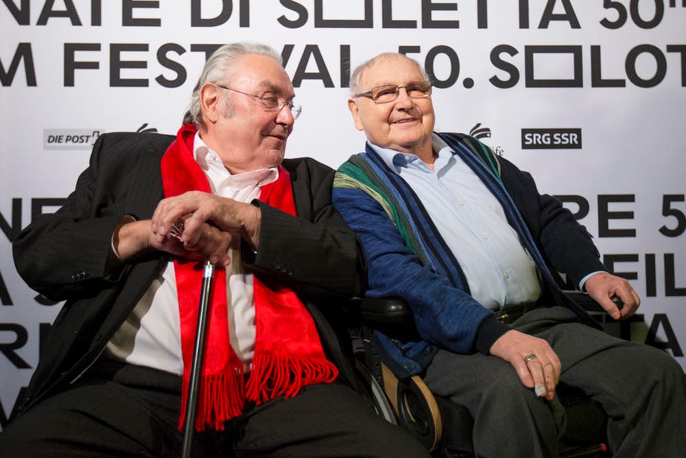Zwei Schauspieler-Legenden starben 2015: Mathias Gnädinger (links, † 3. April) und Jörg Schneider ( † 22. August), bei der Filmpremiere ihres Films «Usfahrt Oerlike» am 23. Januar bei den 50. Solothurner Filmtagen. (Bild: Keystone / Peter Klaunzer)