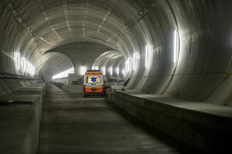 Ein Rettungswagen bei der Dosierstelle Sedrun. (Bild: Keystone)