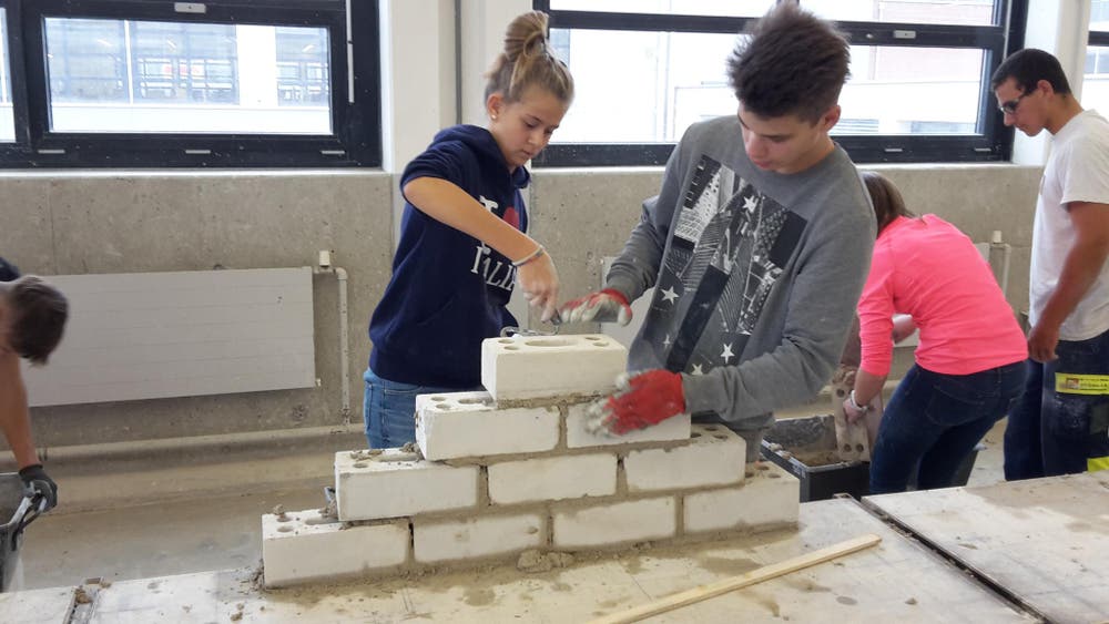 Bei uns in Sursee an den beiden Berufsfachschulen Verkehrswegbauer und Maurerlehrhallen Haben 20 Mädchen und 4 Jungs am Zukunftstag mitgemacht. Top Motiviert durften Sie schalen, betonieren, Randsteine versetzten und Bagger fahren. (Bild: Rothenbühler Ivan)