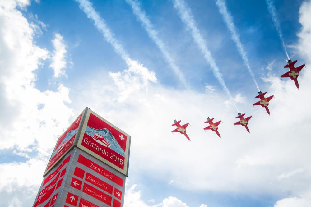 Sie setzten einen Schlusspunkt unter die Feier: Die Piloten der Patrouille Suisse. (Bild: Keystone/TI-Press/Samuel Goday)