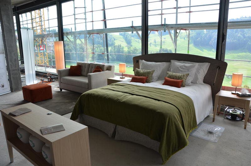 Erste Möbel vermitteln, in welchem Stil das Waldhotel Healthy Living eingerichtet wird. (Bild: Martin Uebelhart / Neue NZ)