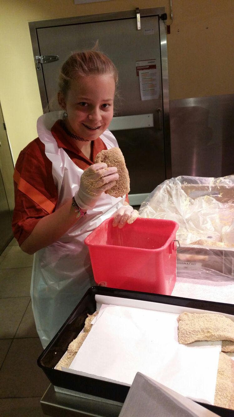 Joya bei der "Cordonbleu- Herstellung" in der Migros Rigimärt, Küssnacht (Bild: Herbert Bisang)
