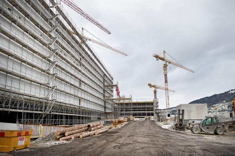 Baustellen-Besichtigung am 15. Januar 2016: Mit dem Bau der Mall of Switzerland» sind die Verantwortlichen dem Zeitplan leicht voraus. (Bild: Corinne Glanzmann / Neue LZ)