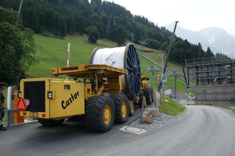 Das 50 Tonnen schwere Förderseil für den Abschnitt Trübsee Stand wurde mit einem 30 Tonnen schweren Spezialtransport in 1 1/2 Tagen nach Trübsee gefahren. (Bild: Philipp Unterschütz)