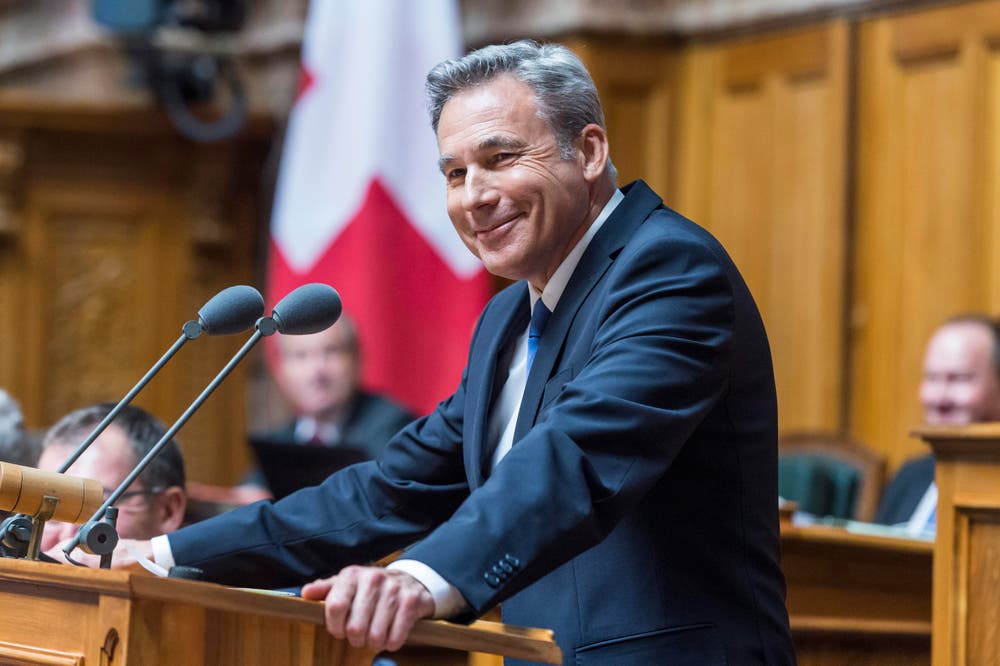 SVP Fraktionschef Adrian Amstutz gibt vor dem siebten Jahrgang vor der Vereinigten Bundesversammlung eine Erklärung ab. (Bild: LUKAS LEHMANN)