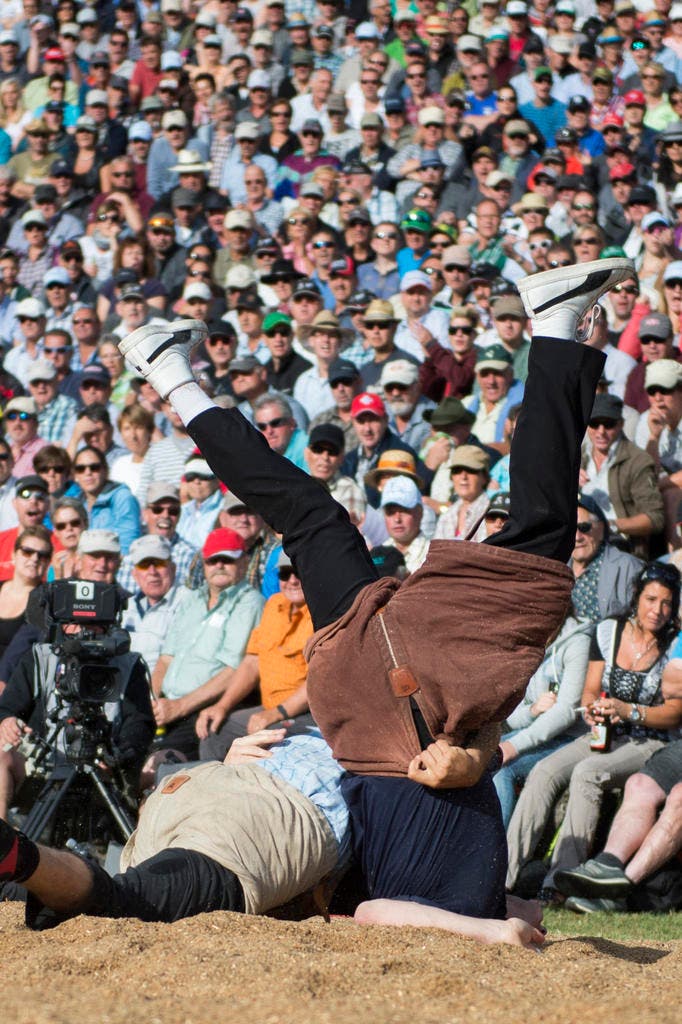 Matthias Siegenthaler (rechts) im Kampf gegen Marcel Mathis im 1. Gang beim traditionellen Brünig-Schwinget (26. Juli). (Bild: Keystone / Urs Flüeler)