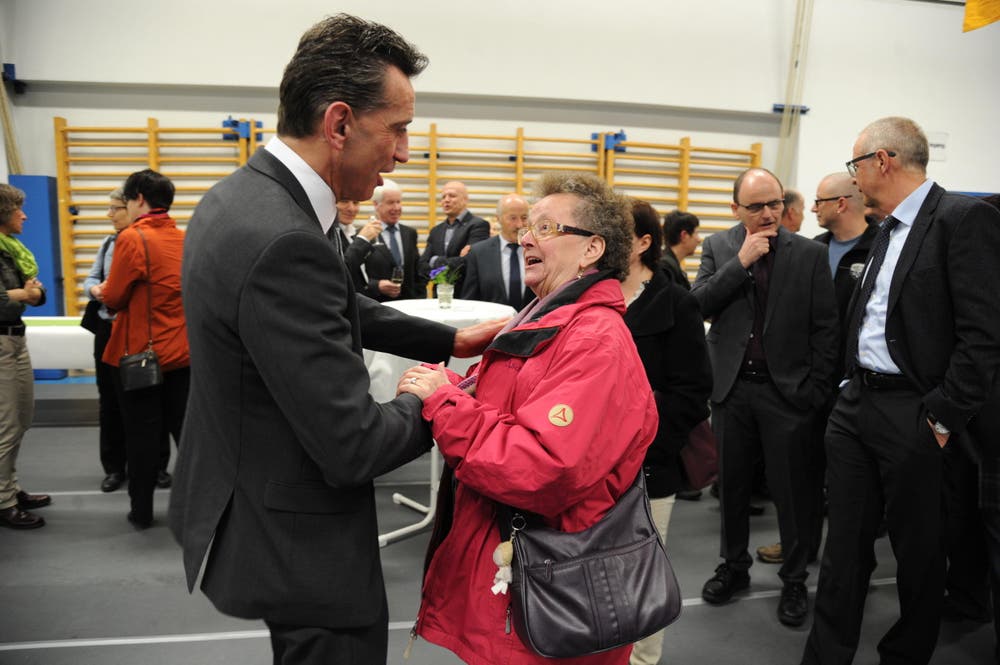 Landammann Beat Jörg nimmt Gratulationen aus der Bevölkerung entgegen. (Bild: Urs Hanhart / Neue UZ)