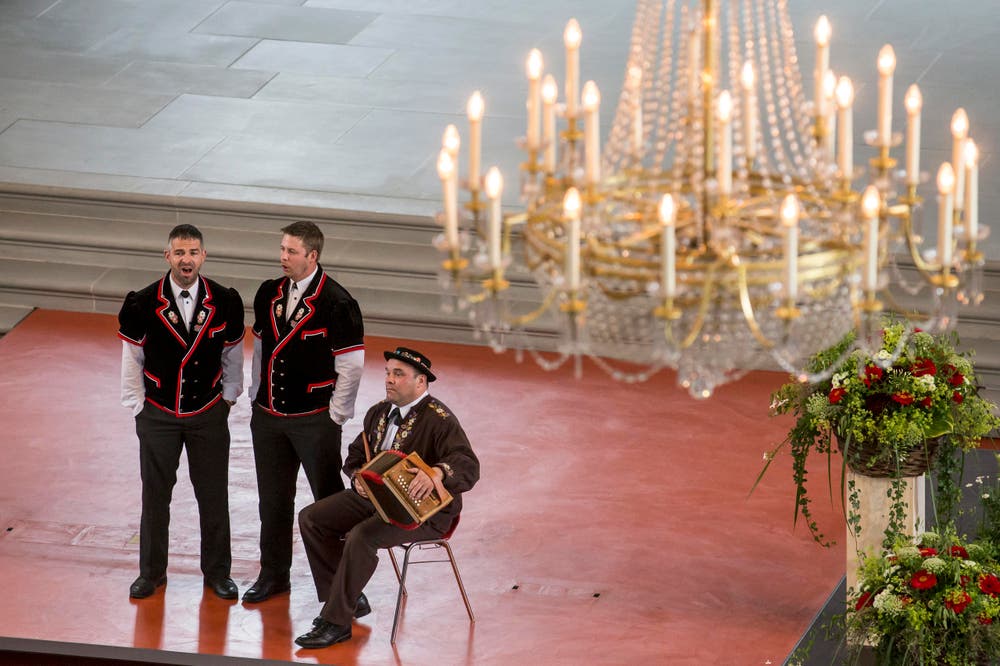 Thomas Wicki, Marco Buehler und Peter Rymann, von links nach rechts, beim Wettvortrag in der katholischen Pfarrkirche. (Bild: Alexandra Wey/Keystone)