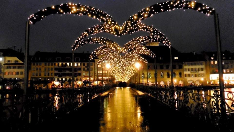 Platz 16 – 455 Gefällt mir: Weihnachtsstimmung auf dem Reusssteg in der Stadt Luzern (19. Dezember). (Bild: Leser Walter Buholzer)