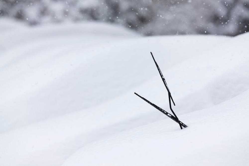 Nur noch zwei Scheibenwischer ragen aus einem mit Schnee bedeckten Auto hervor, aufgenommen in Lexington im US-Bundesstaat Kentucky. (Bild: AP / David Stephenson)