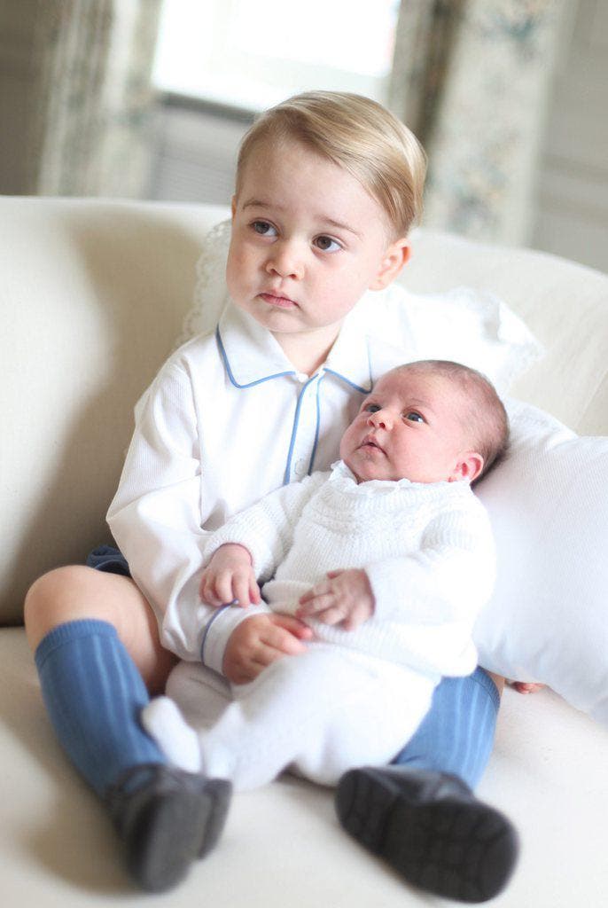 Prinz George mit seiner Schwester Charlotte. (Bild: Handout / Duchess of Cambridge)