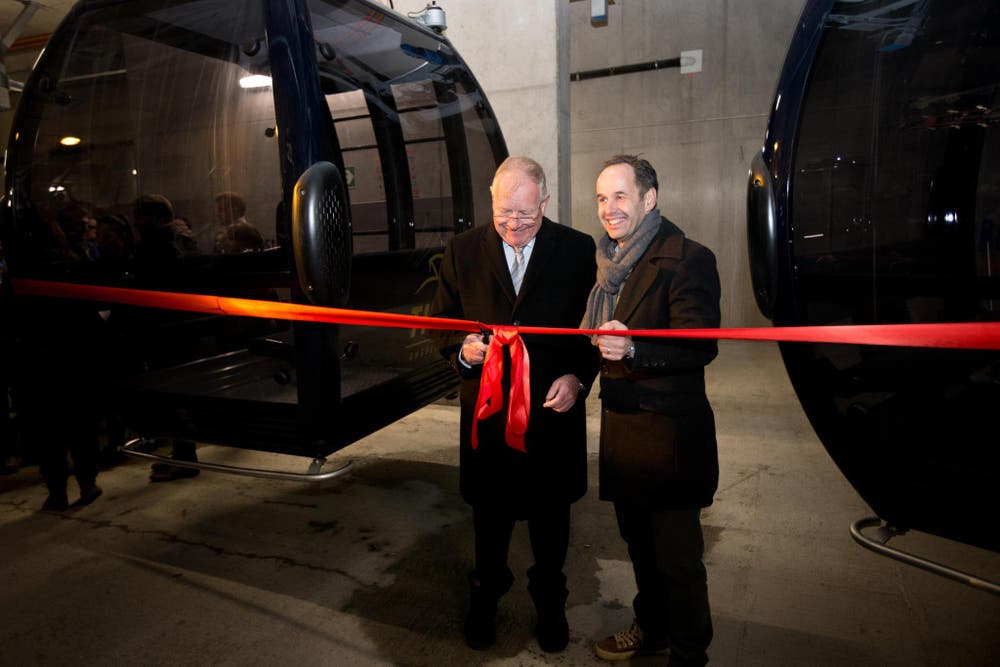 Eröffnung der neuen 8er-Gondelbahn TITLIS Xpress. Im Bild: VR-Präsident Hans Hess und CEO Norbert Patt schneiden das rote Band durch. (Bild: Manuela Jans-Koch (Neue LZ))