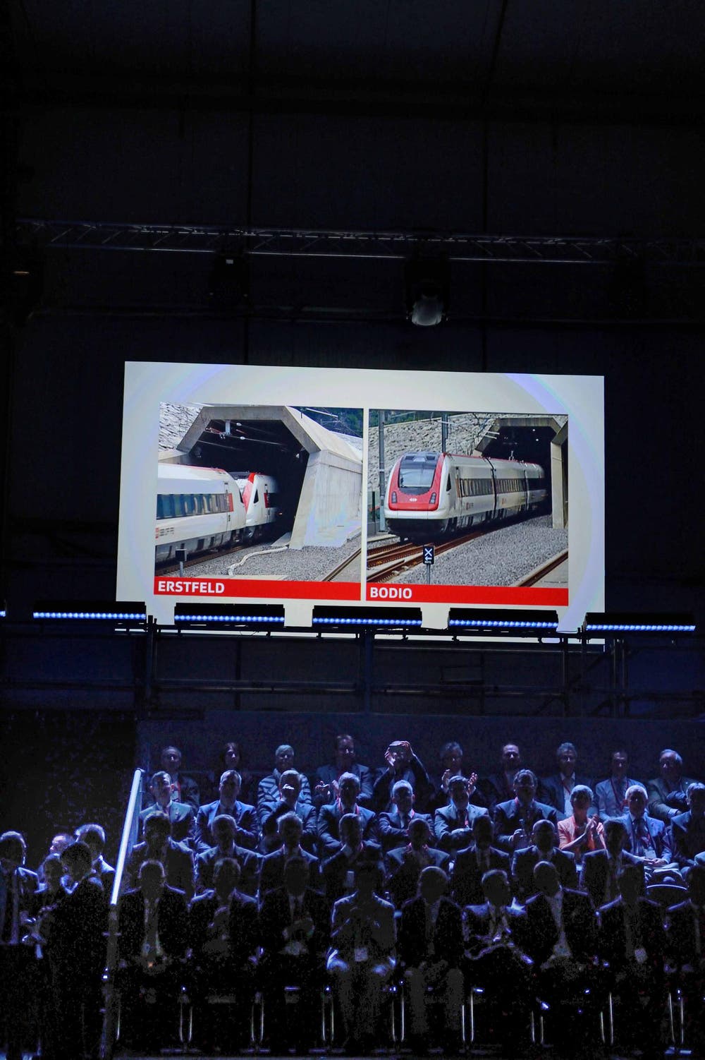 Präzision bei der Einfahrt: Die beiden Züge im Norden und Süden fahren gleichzeitig in den Tunnel ein. (Bild: Nadia Schärli)