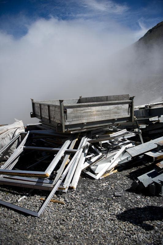 23.07.2014: Baumaterial bei der Station Stand. Die Materialtransporte nach Trübsee erfolgen bis Gerschnialp auf der Strasse und von da mit der alten Luftseilbahn. Oft wird das Material auch nachts transportiert. So können Heliflüge vermieden werden. (Bild: Corinne Glanzmann / Neue OZ)