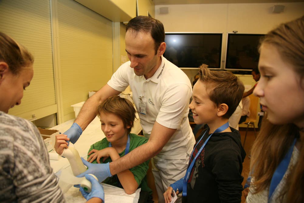 Die Kinder lernen die Tätigkeit des Rettungsdienstes kennen, der Pflege oder lernen selber einen Gips anzulegen. (Bild: Beat Epp)
