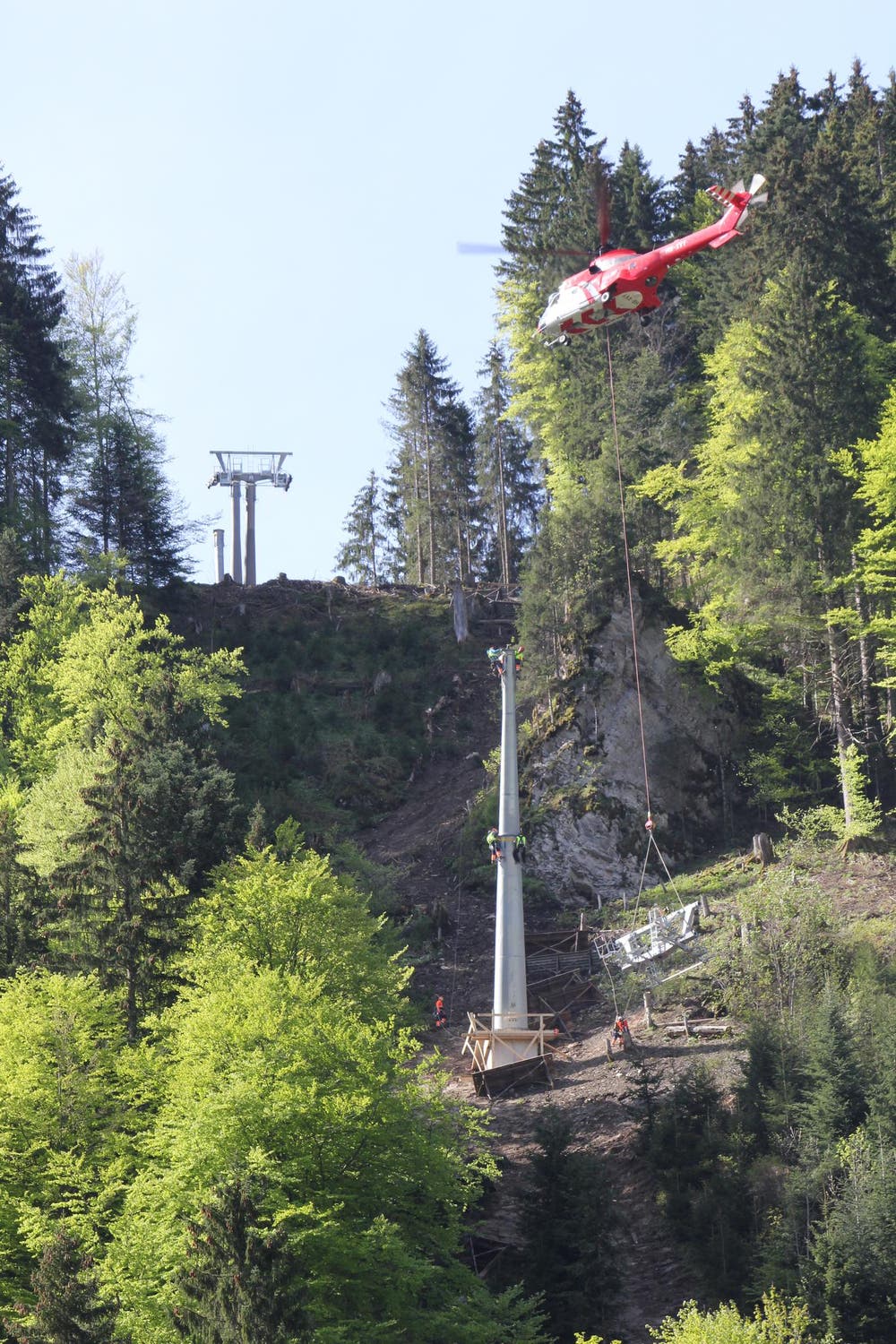 Der Super-Puma bringt Mast Nummer vier in den Steilhang zwischen Engelberg und Gerschnialp. (Bild: Mike Bacher)