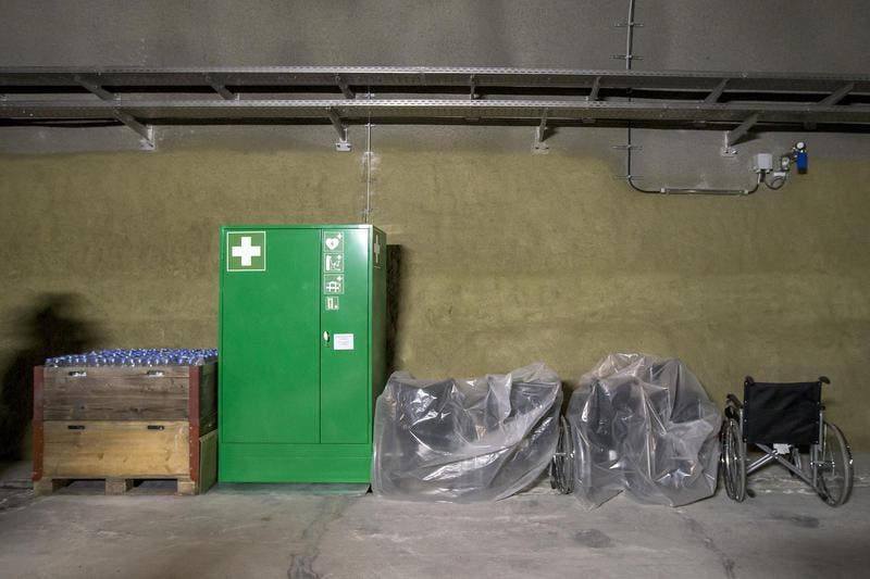 Rollstühle und ein Sanitätsschrank stehen für den Notfall bereit. (Bild: Keystone / Alexandra Wey)