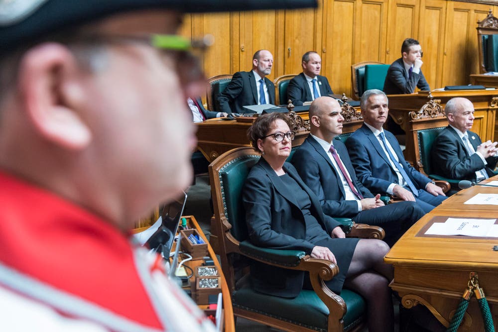 Die zurücktretende Bundeskanzlerin Corina Casanova, links, sitzt neben ihren Regierungskollegen den Bundesräten Alain Berset, Didier Burkhalter und Ueli Maurer während den Bundesratswahlen. (Bild: KEYSTONE / LUKAS LEHMANN)