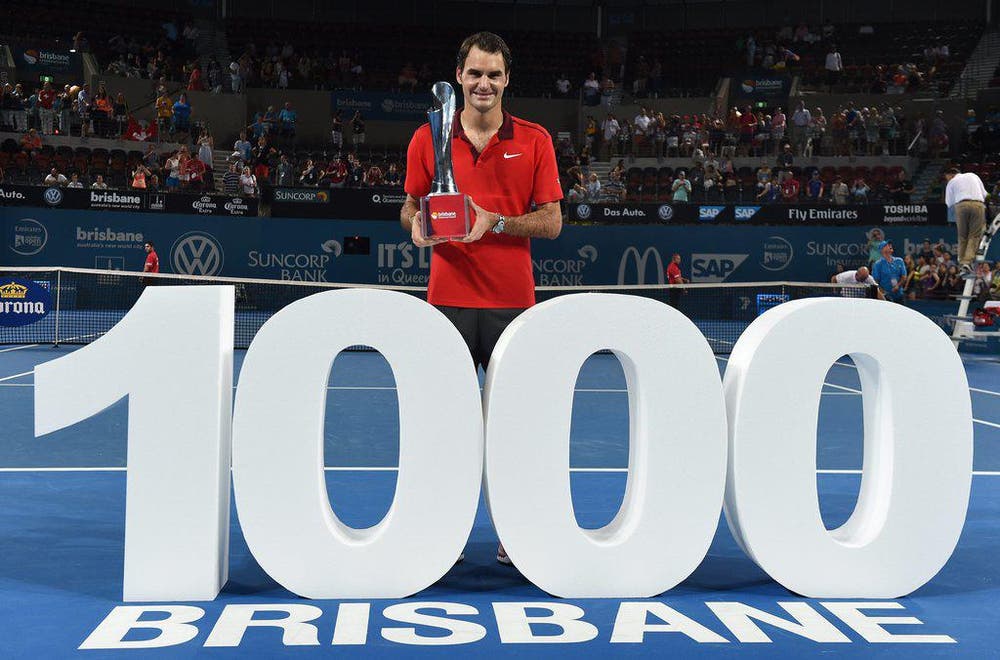 Roger Federer feiert in seinem 125. Final den 83. Titel. Beim ATP-250-Turnier in Brisbane gewinnt der Baselbieter gegen Milos Raonic mit 6:4, 7:6, 6:4 (11. Januar). (Bild: EPA / Dave Hunt)