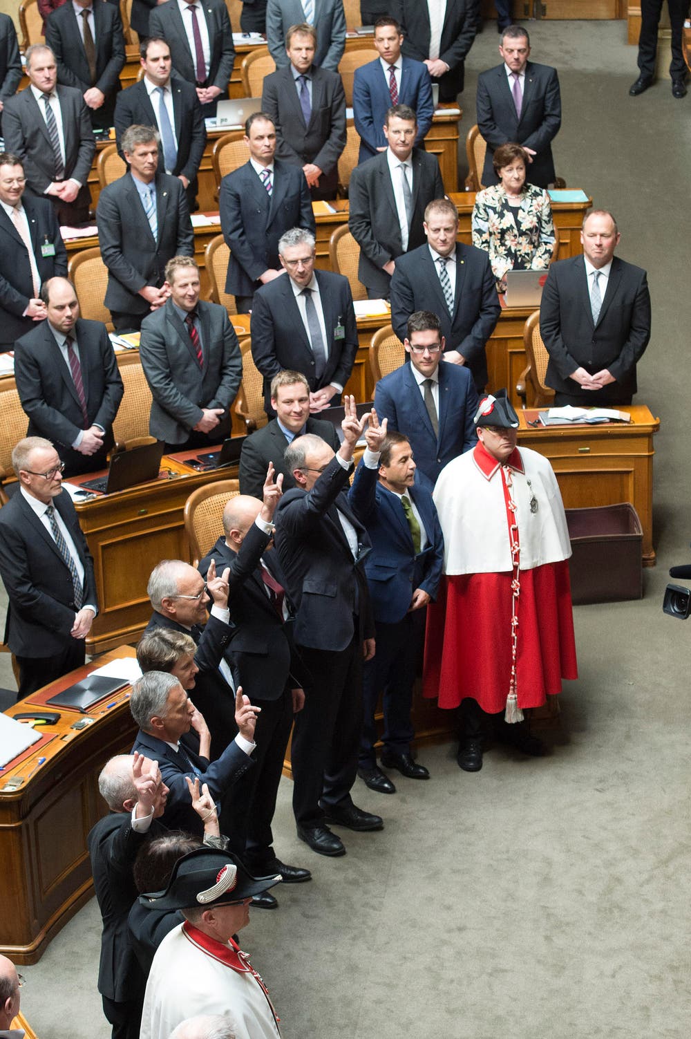 Die Bundesräte (v.l.n.r.) Doris Leuthard, Ueli Maurer, Didier Burkhalter, Simonetta Sommaruga, Johann Schneider-Ammann, Alain Berset, Guy Parmelin und Bundeskanzler Walter Thurnheer bei der Vereidigung nach den Bundesratswahlen. (Bild: PETER SCHNEIDER)