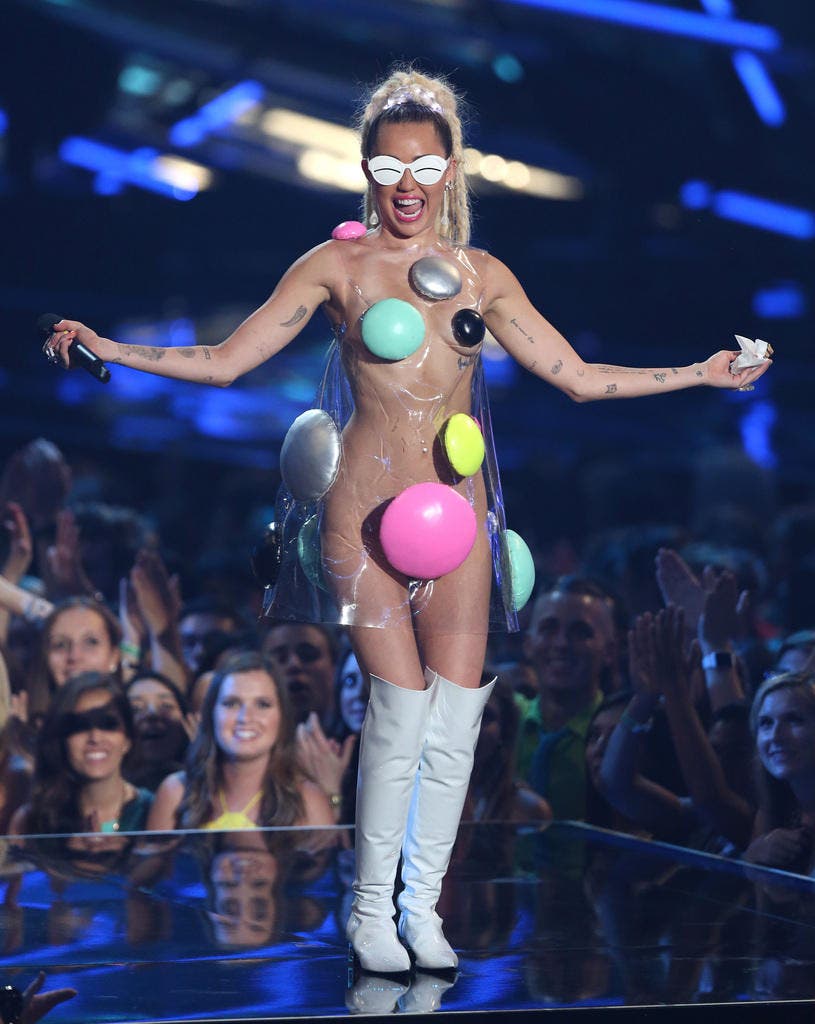 Sängerin Miley Crus (22) moderiert die MTV Video Music Awards und fällt vorallem mit ständig wechselnden, schrägen Kostümen auf. (Bild: AP / Matt Sayles)