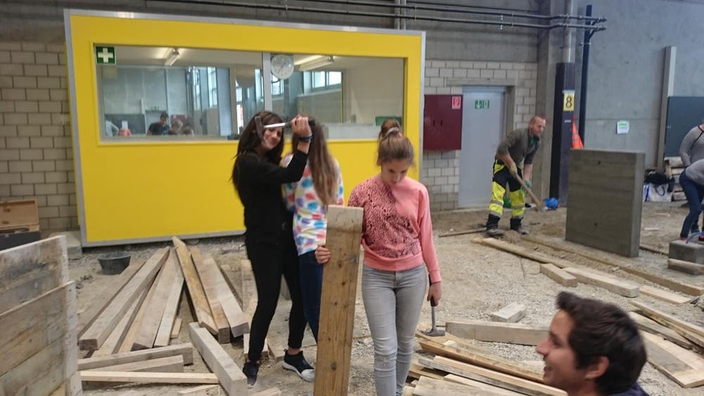 Bei uns in Sursee an den beiden Berufsfachschulen Verkehrswegbauer und Maurerlehrhallen Haben 20 Mädchen und 4 Jungs am Zukunftstag mitgemacht. Top Motiviert durften Sie schalen, betonieren, Randsteine versetzten und Bagger fahren. (Bild: Rothenbühler Ivan)