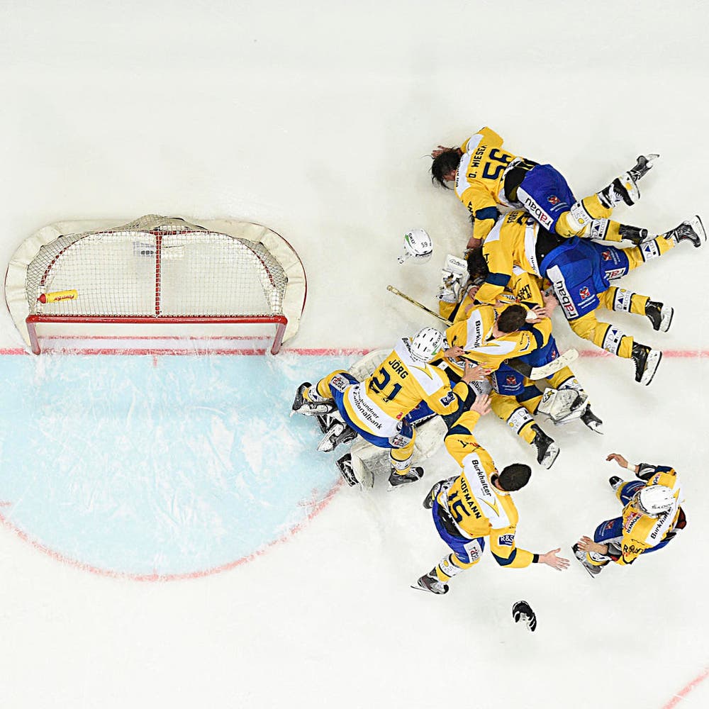 Die Davoser jubeln nach dem fünften Playoff-Finalspiel der NLA zwischen den ZSC Lions und dem HCD über den Titelgewinn. Der HC Davos hat die Playoff-Final-Serie mit 4:1 gewonnen (11. April). (Bild: Keystone / Ennio Leanza)