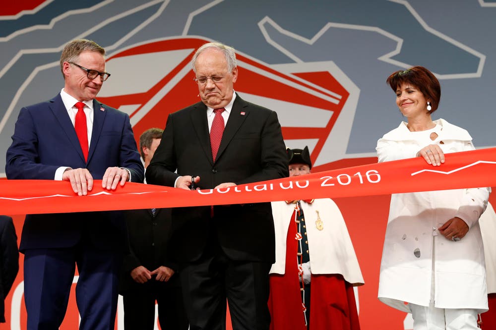 Voilà! Das Band wird durchschnitten. (Bild: Keystone / Peter Klaunzer / Pool)