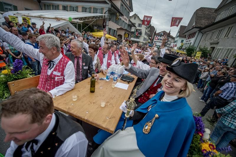 Das OK des Jodlerfest mit Gästen. (Bild: Pius Amrein / Neue LZ)