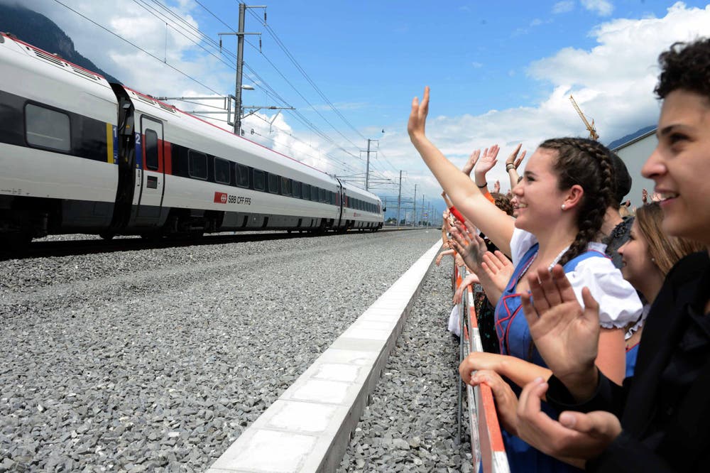 Das Publikum freut sich über die erste Durchfahrt beim Festplatz in Rynächt. (Bild: Nadia Schärli)