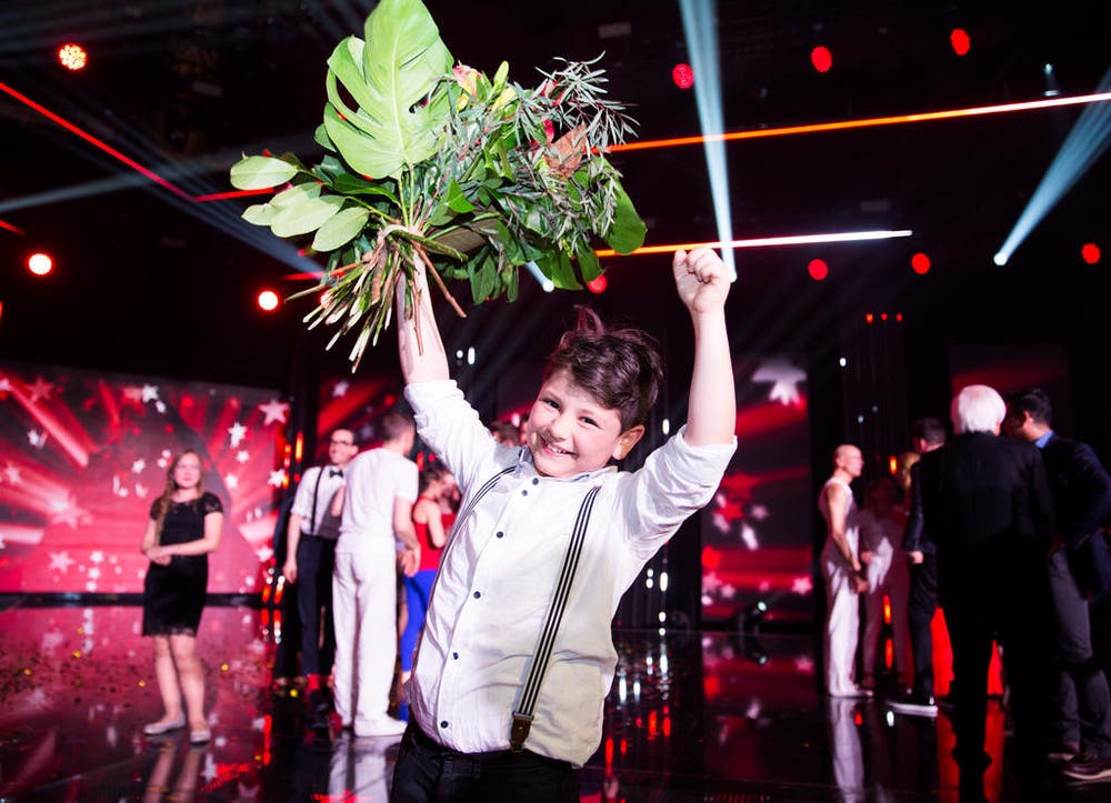 Flavio Rizzello jubelt nach der Final-Sendung der SRF-Show «Die grössten Schweizer Talente 2015». Der Elfjährige gewinnt 100'000 Franken. (Bild: Keystone / SRF / Mirco Rederlechner)