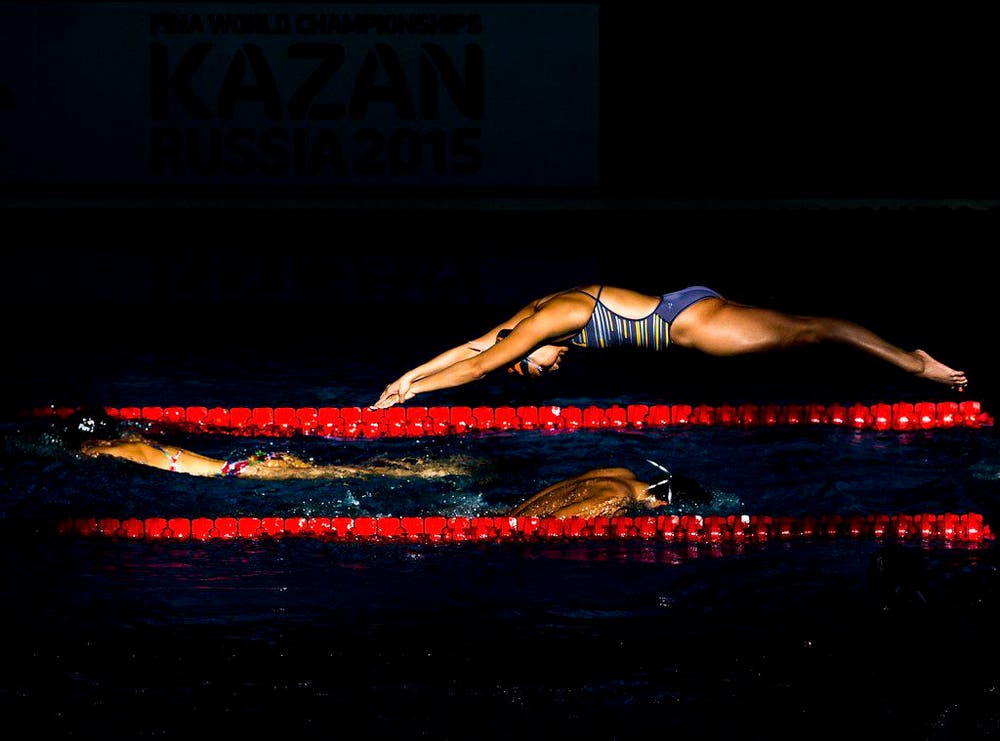 Schwimmer wärmen sich vor dem Nachtrennen an den Schwimmweltmeisterschaften in Kazan auf (5. August). (Bild: Keystone / Patrick B. Kraemer)