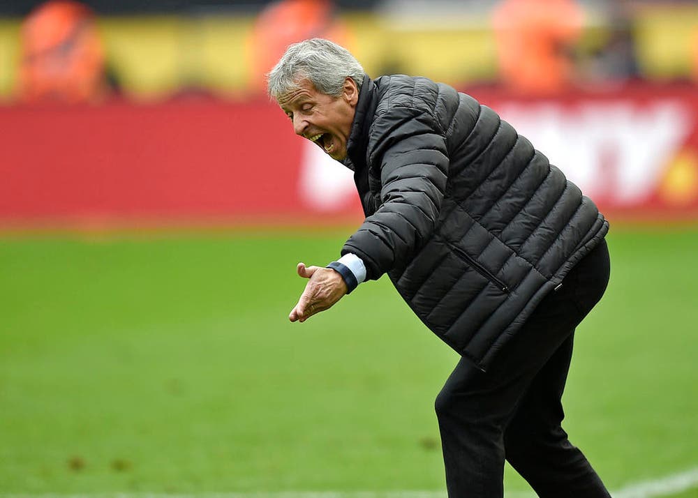 Nach sechs aufeinanderfolgenden Pflichtspielniederlagen zum Saisonstart bietet Lucien Favre dem Präsidium von Borussia Mönchengladbach seinen Rücktritt als Trainer an, der jedoch abgelehnt wurde. Kurz darauf veröffentlichte Favre eine Erklärung, in der er seinen sofortigen Rücktritt bekanntgab (19. September). (Bild: AP / Martin Meissner)