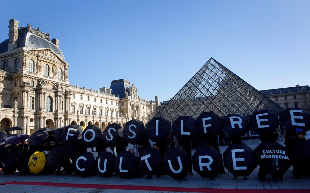 Jeder Aktivist ist ein Buchstabe: Zusammen sind sie die Inschrift «fossilfreie Kultur». (Bild: AP Photo/Christophe Ena)