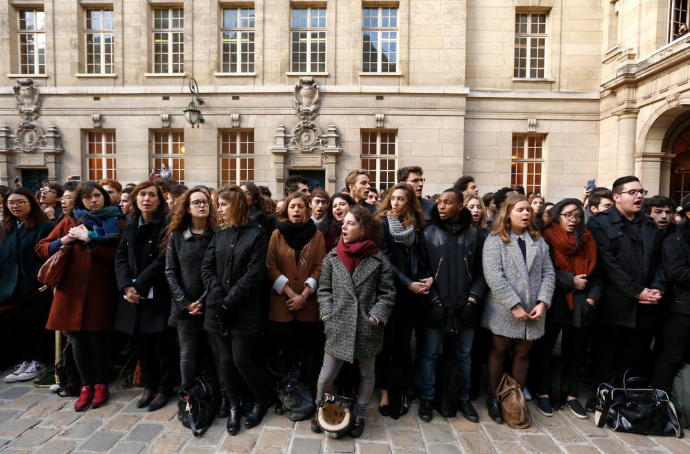 Studenten singen die Nationalhymne. (Bild: EPA / Guillaume Horcajuelo)