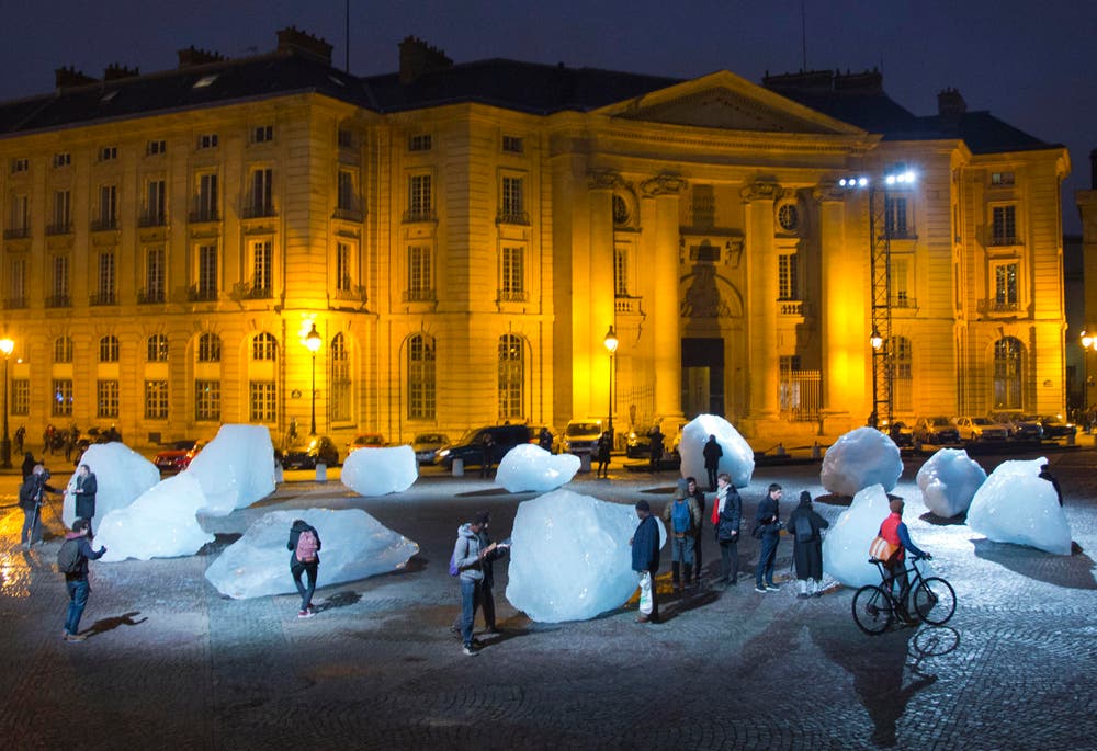 Der dänische Künstler lässt in Paris echtes Grönlandeis schmelzen. (Bild: AP Photo/Jacques Brinon)