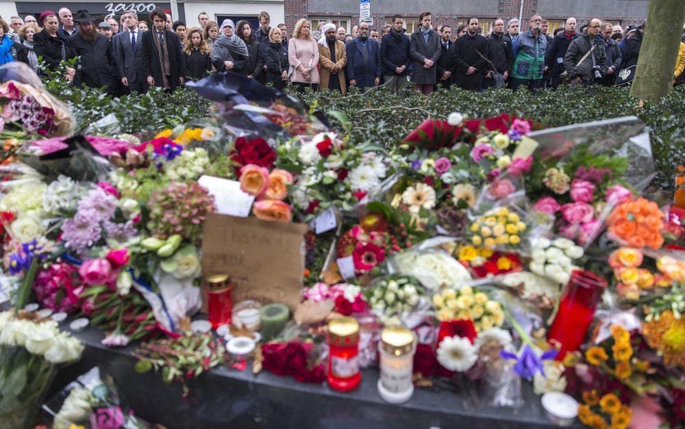 Schweigeminute zugunsten der Opfer in Den Haag (Bild: EPA / Jerry Lampen)