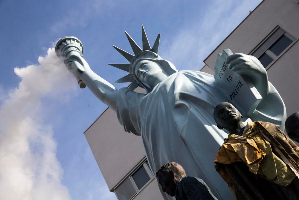Wenn die Freiheitsstatue raucht undschmaucht – ein künstlerischer Denkanstoss. (Bild: EPA / Etienne Laurent)