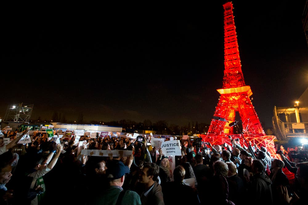 Der Stapel ist eigentlich eine Nachbildung ders Eiffelturms. (Bild: AP Photo/Francois Mori)