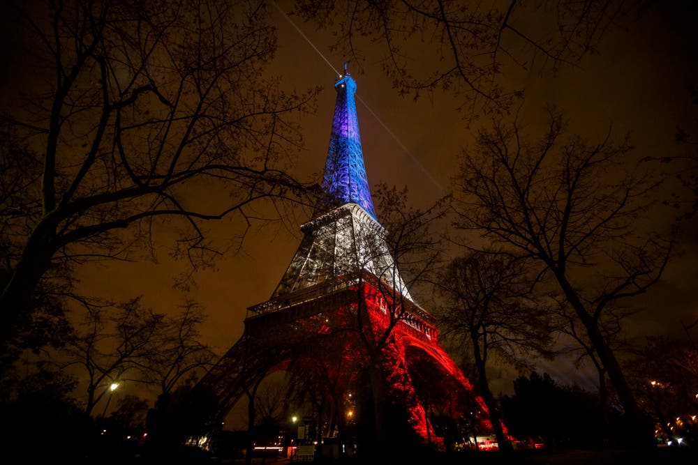 Dre beleutchtete Eiffelturm. (Bild: AP Photo/Daniel Ochoa de Olza)