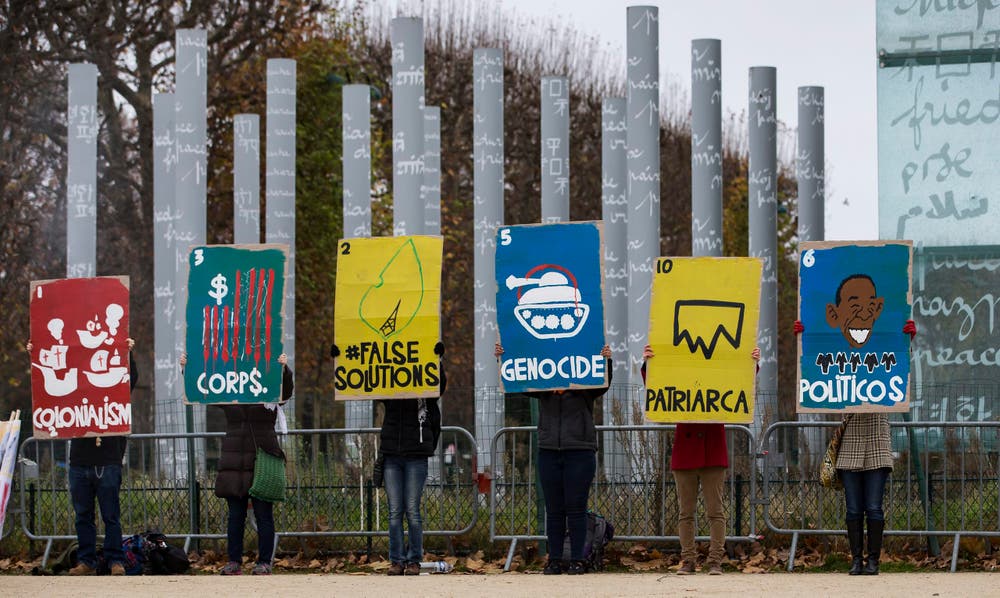 Und noch mehr Plakatträger: Überall steht auf der Rückseite «Klima» drauf – im übertragenen Sinne natürlich. (Bild: EPA / Ian Langsdon)