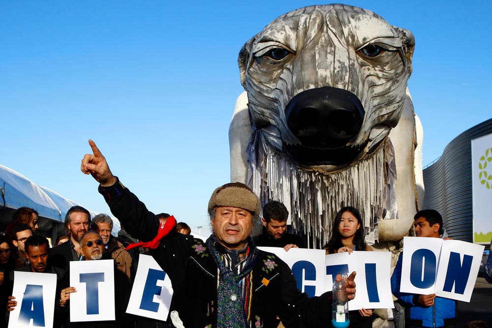 Ein überdimensionaler Eisbär macht bei den nordkanadischen Indianern mit (Bild: AP Photo/Francois Mori)