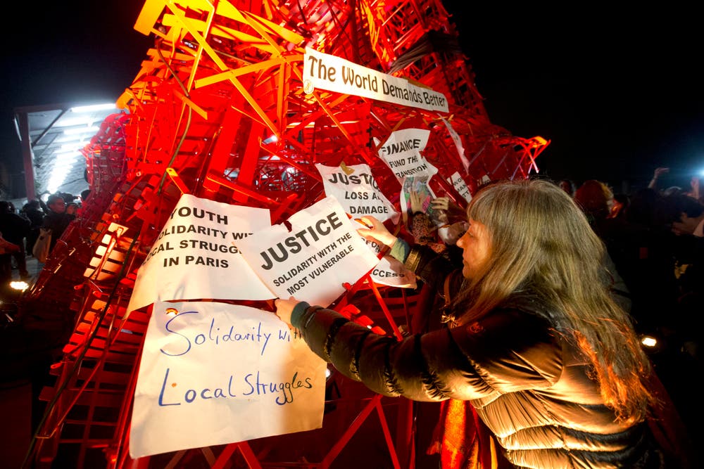 Ein Stapel Klappstühle? Jedenfalls lassen sich hier Zettel ankleben. (Bild: AP Photo/Francois Mori)